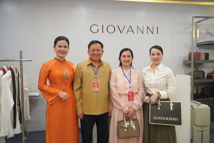 Sản phẩm của một thương hiệu thời trang tham gia trưng bày tại hội chợ