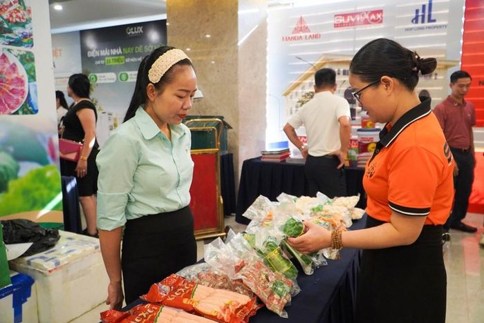 Sản phẩm giò me, nem chua đạt chứng nhận OCOP của một doanh nghiệp được bày bán tại hội chợ