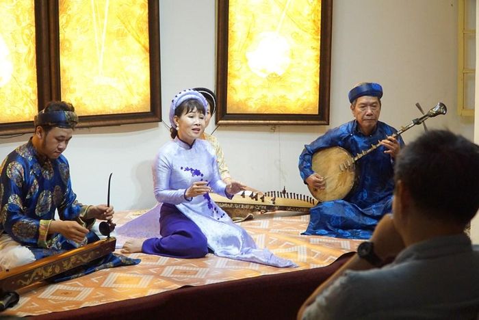 Một buổi biểu diễn Ca Huế thính phòng tại Nhà Văn hóa Huế. Ảnh: S.Thùy