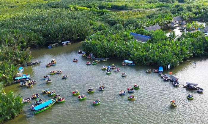 Khách tham quan rừng dừa Bảy Mẫu Cẩm Thanh