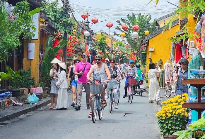 Du khách tham quan phố cổ Hội An