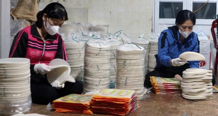 Sản phẩm bánh đa nem làng Chều được Kiểm tra kỹ trước khi đóng gói. Ảnh: Nguyễn Chinh