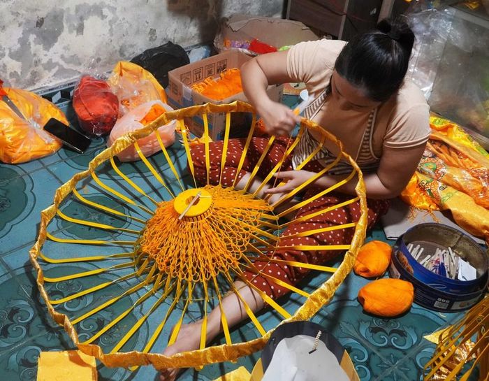 Làm lọng bằng thủ công tại một cơ sở trên đường Bùi Thị Xuân, phường Thuận Hóa, thành phố Huế. Ảnh: Nguyên Lý-TTXVN