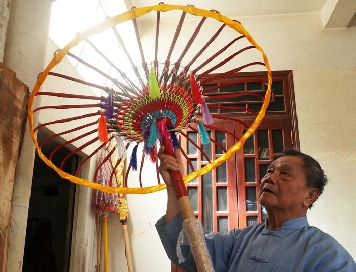 Nghệ nhân nhân dân Hoàng Ngọc Tuyên, phường Thuận Hóa, thành phố Huế là người làm, duy trì nghề làm lọng truyền thống suốt gần 40 năm qua. Ảnh: Nguyên Lý-TTXVN