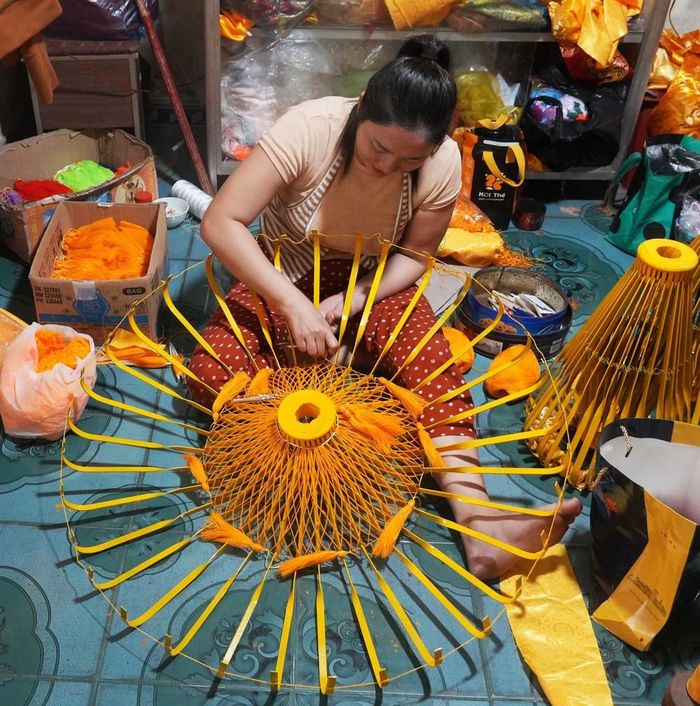 Làm lọng bằng thủ công tại một cơ sở trên đường Bùi Thị Xuân, phường Thuận Hóa, thành phố Huế. Ảnh: Nguyên Lý-TTXVN
