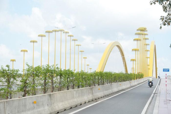 Những chiếc lọng được trang trí trên cầu Nguyễn Hoàng, bắc qua sông Hương, thành phố Huế để tăng sự trang trọng, quý phái. Ảnh: Nguyên Lý-TTXVN