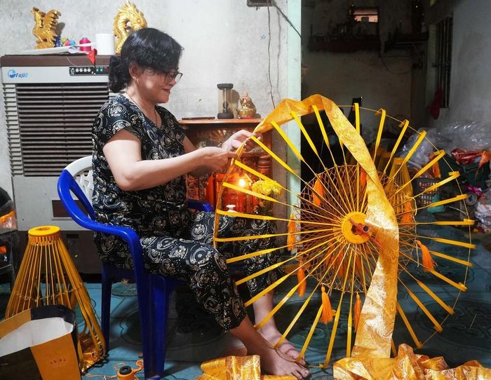 Làm lọng bằng thủ công tại một cơ sở trên đường Bùi Thị Xuân, phường Thuận Hóa, thành phố Huế. Ảnh: Nguyên Lý-TTXVN