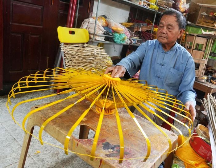 Nghệ nhân nhân dân Hoàng Ngọc Tuyên, phường Thuận Hóa, thành phố Huế là người làm, duy trì nghề làm lọng truyền thống suốt gần 40 năm qua. Ảnh: Nguyên Lý-TTXVN