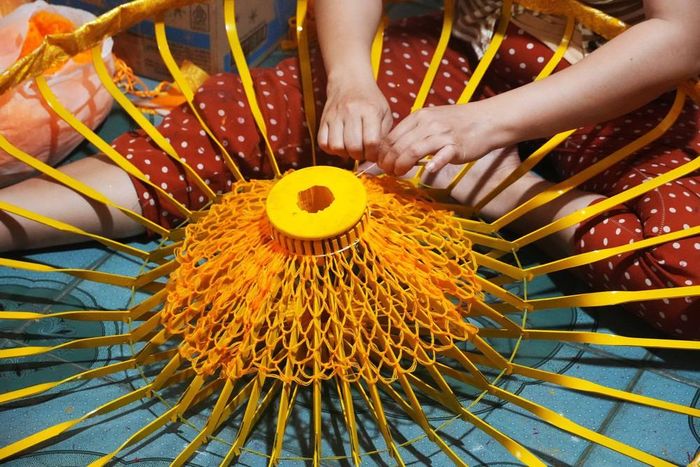 Phần lớn các công đoạn làm lọng ở thành phố Huế, được thực hiện bằng thủ công. Ảnh: Nguyên Lý-TTXVN