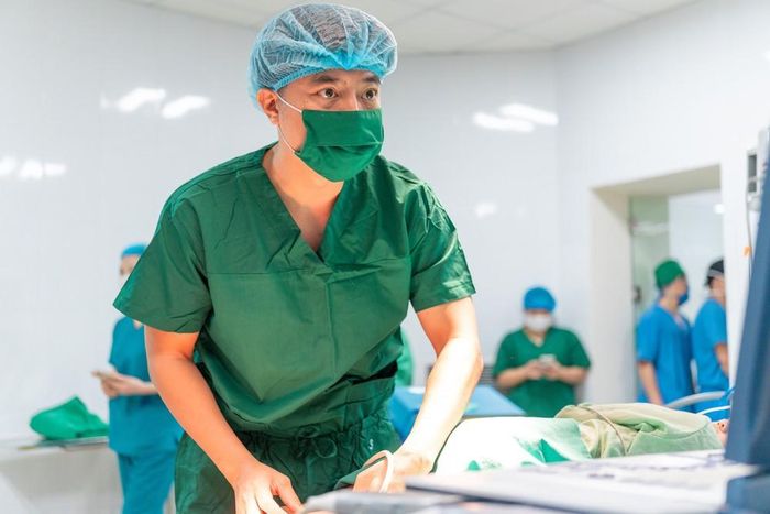 BSCKII Ngô Mạnh Dinh, Trung tâm Gây mê và Hồi sức ngoại khoa, Bệnh viện Hữu nghị Việt Đức theo dõi các chỉ số sinh tồn của bệnh nhân trong ca mổ.