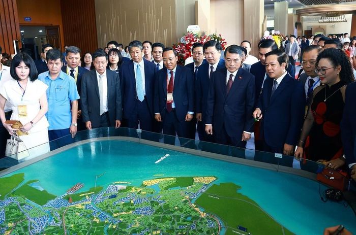 Các đại biểu xem sơ đồ định hướng phát triển Hạ tầng giao thông, đòn bẩy đưa Hưng Yên trở thành trung tâm logistics và công nghệ hàng đầu. Ảnh: Dương Giang – TTXVN