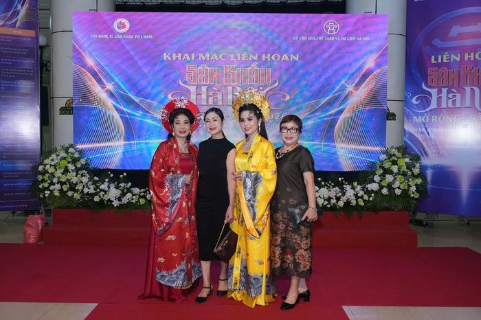 NSƯT Hồng Nhung, Phó Giám đốc Nhà hát Cải lương Hà Nội, (áo vàng) tham dự buổi Khai mạc Liên hoan Sân khấu Hà Nội mở rộng năm 2026