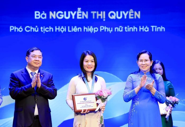 Phó Thủ tướng Thường trực Phạm Gia Túc và Chủ tịch Hội Liên hiệp Phụ nữ Việt Nam Lê Thị Thủy trao Giải thưởng Nguyễn Thị Định lần thứ hai cho các cá nhân. Ảnh: Tuấn Anh - TTXVN