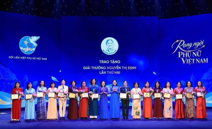 Phó Chủ tịch Quốc hội Nguyễn Thị Thanh và Chủ tịch Hội Liên hiệp Phụ nữ Việt Nam Lê Thị Thủy trao Giải thưởng Phụ nữ Việt Nam năm 2026 cho các cá nhân. Ảnh: Tuấn Anh - TTXVN