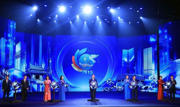 Các đại biểu thực hiện nghi thức phát động cuộc thi “Phụ nữ khởi nghiệp đổi mới sáng tạo, nâng tầm thương hiệu Việt năm 2027”. Ảnh: Tuấn Anh - TTXVN