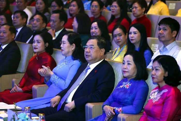 Uỷ viên Bộ Chính trị, Phó Thủ tướng Thường trực Phạm Gia Túc và Uỷ viên Trung ương Đảng, Phó Chủ tịch Quốc hội Nguyễn Thị Thanh dự buổi lễ. Ảnh: Tuấn Anh - TTXVN
