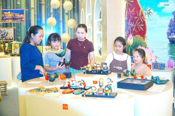 Khu trưng bày Không gian văn hoá Việt nổi bật với các sản phẩm thủ công mỹ nghệ. Ảnh: Bộ Quốc phòng