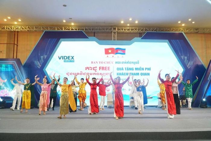 Đoàn văn công Quân khu 9 trình diễn tiết mục văn nghệ giao lưu các điệu múa truyền thống hai nước. Ảnh: Bộ Quốc phòng