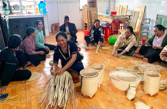 Công tác hỗ trợ người dân ổn định cuộc sống, tái hòa nhập cộng đồng luôn được quan tâm thực hiện - Ảnh: chuyên trang Pháp luật Dân tộc & Tôn giáo