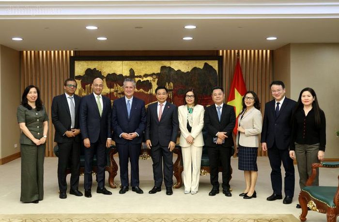Phó Thủ tướng Nguyễn Văn Thắng và Tổng Giám đốc điều hành Citigroup Ernesto Torres Cantú cùng đoàn công tác Citigroup và đại diện các bộ, ngành của Việt Nam - Ảnh chinhphu.vn/Đức Tuân