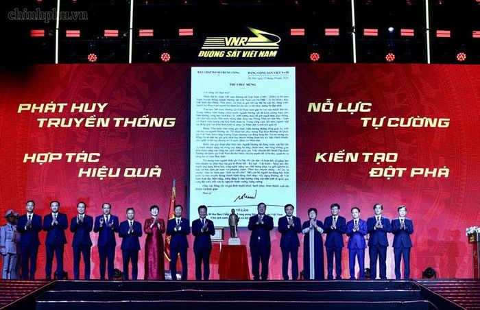 Phó Thủ tướng Thường trực trao thư chúc mừng và bức tượng "Bác Hồ về thăm quê" của Tổng Bí thư, Chủ tịch nước Tô Lâm tặng Tập đoàn Đường sắt Quốc gia Việt Nam - Ảnh: chinhphu.vn/Phương Nguyên