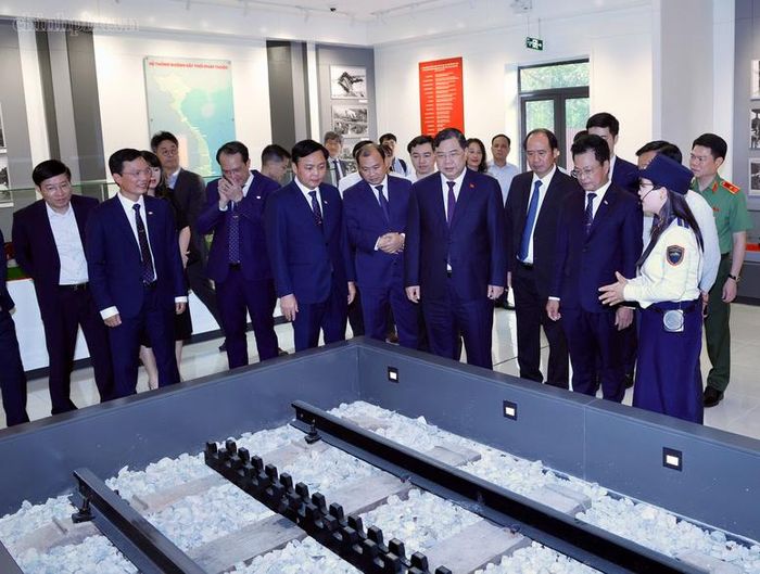 Phó Thủ tướng Thường trực Chính phủ Phạm Gia Túc tham quan phòng truyền thống của Tập đoàn Đường sắt Quốc gia Việt Nam - Ảnh: chinhphu.vn/Phương Nguyên