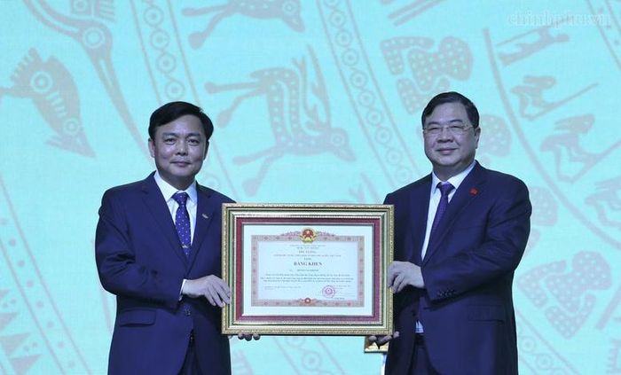 Phó Thủ tướng Thường trực trao Bằng khen của Thủ tướng Chính phủ cho Tổng Giám đốc Tập đoàn Đường sắt Quốc gia Việt Nam Hoàng Gia Khánh - Ảnh: chinhphu.vn/Phương Nguyên