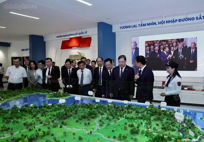 Phó Thủ tướng Thường trực Chính phủ Phạm Gia Túc nghe giới thiệu sa bàn hướng tuyến đường sắt tốc độ cao Bắc - Nam - Ảnh: chinhphu.vn/Phương Nguyên