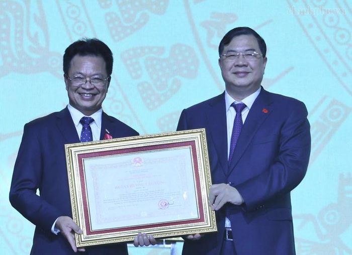 Phó Thủ tướng Thường trực trao Huân chương Lao động hạng Ba cho ông Đặng Sỹ Mạnh, Bí thư Đảng ủy, Chủ tịch Hội đồng thành viên Tập đoàn Đường sắt Quốc gia Việt Nam - Ảnh: chinhphu.vn/Phương Nguyên