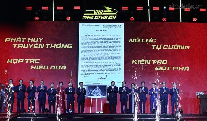 Phó Thủ tướng Thường trực tặng Tập đoàn Đường sắt Quốc gia Việt Nam bức tranh “Chủ tịch Hồ Chí Minh làm việc tại Việt Bắc trong thời kỳ kháng chiến chống Pháp” - Ảnh: chinhphu.vn/Phương Nguyên