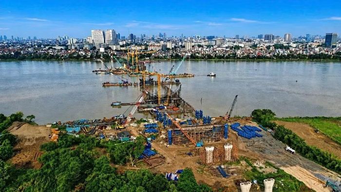 Các đơn vị thi công xây dựng cầu Trần Hưng Đạo (Hà Nội) đang tăng tốc để hoàn thành công trình vào quý II/2027. (Ảnh: ĐẠT PHƯƠNG)