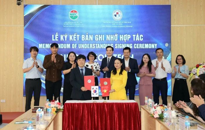 Đại diện Viện Kiểm nghiệm an toàn vệ sinh thực phẩm quốc gia và Trường đại học Khoa học và Công nghệ quốc gia Seoul, Hàn Quốc trao Biên bản ghi nhớ hợp tác. (Ảnh: TRẦN MINH)