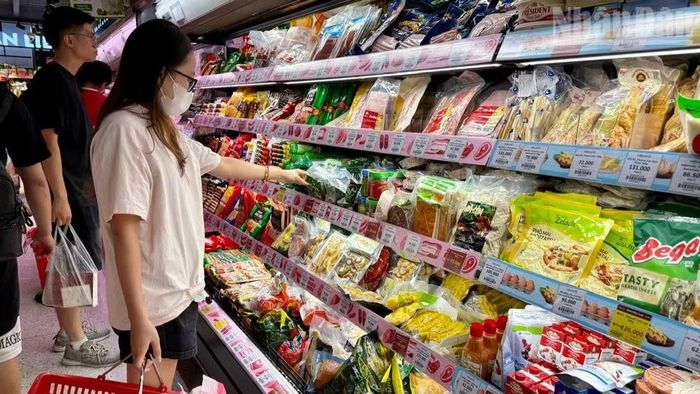 Người dân mua sắm thực phẩm tại siêu thị. (Ảnh: ĐỖ THOA)