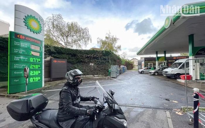 Giá xăng dầu được hiển thị tại một trạm xăng ở thành phố Joinville-le-Pont, ngoại ô Paris (Pháp). (Ảnh: MINH DUY)
