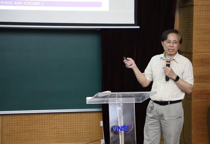 Phó Giáo sư Nguyễn Anh Kỳ (Viện Vật lý, Viện Hàn lâm Khoa học và Công nghệ Việt Nam) trình bày bài giảng. (Ảnh: Nhật Minh)