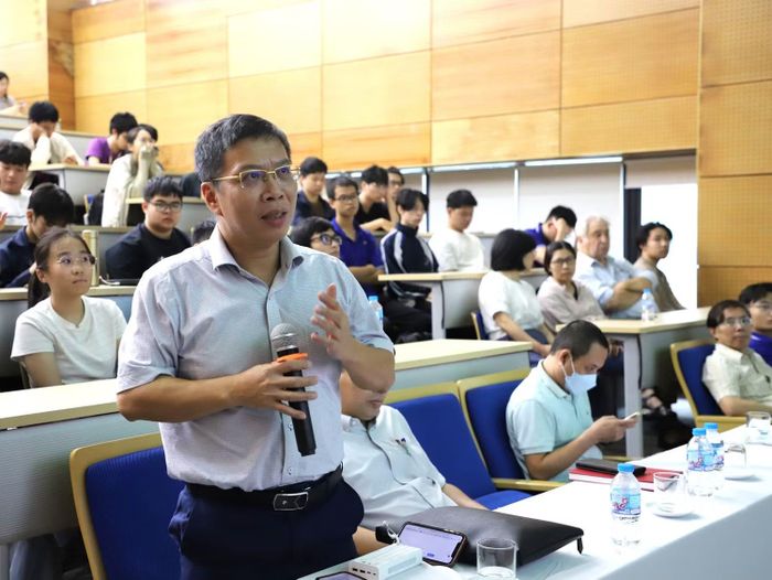 Giáo sư Trần Đại Lâm, Viện trưởng Viện Khoa học vật liệu (Viện Hàn lâm Khoa học và Công nghệ Việt Nam) đặt câu hỏi với các diễn giả tham gia các bài giảng đại chúng. (Ảnh: Nhật Minh)