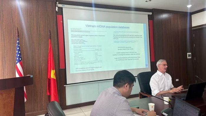 Tiến sĩ Thomas Parsons, đại diện ICMP, trình bày chuyên đề về giám định ADN xác định danh tính hài cốt bằng công nghệ NGS-SNP dựa trên cơ sở dữ liệu tại Việt Nam. (Ảnh: VAST)