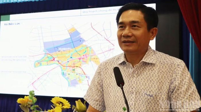 Đại diện xã Bến Lức công khai thông tin quy hoạch. (Ảnh: THANH PHONG)