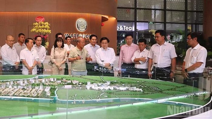 Lãnh đạo tỉnh Tây Ninh kiểm tra quá trình tổ chức thực hiện dự án đã quy hoạch giao cho nhà đầu tư tại xã Bến Lức. (Ảnh: THANH PHONG)