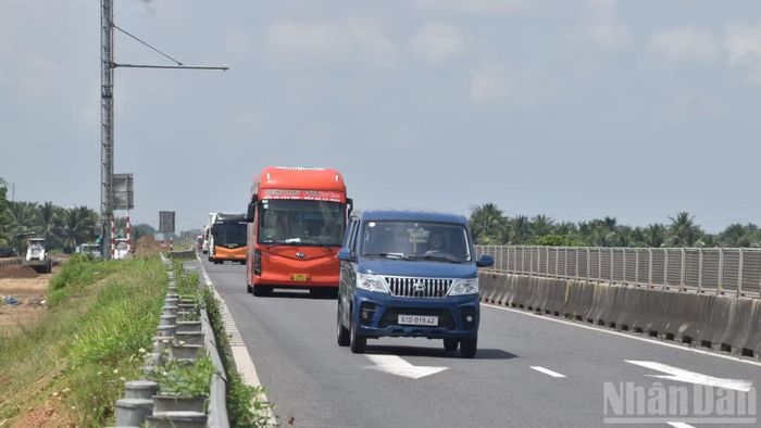Lưu lượng xe trên Cao tốc Thành phố Hồ Chí Minh-Trung Lương-Mỹ Thuận rất lớn. (Ảnh: NGUYỄN SỰ)