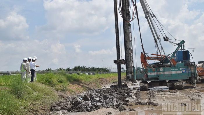 Nhân lực và thiết bị được huy động để đẩy nhanh tiến độ Dự án mở rộng cao tốc Thành phố Hồ Chí Minh-Trung Lương-Mỹ Thuận. (Ảnh: NGUYỄN SỰ)