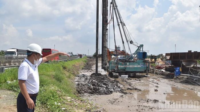 Ông Trần Quí Phong, Phó Giám đốc Ban điều hành Gói thầu XL01A chỉ huy tại công trường. (Ảnh: NGUYỄN SỰ)