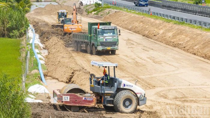 Nhiều thiết bị được huy động để triển khai thi công dự án. (Ảnh: NGUYỄN SỰ)
