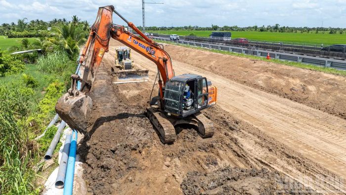 Máy đắp nền đường đang thi công Dự án mở rộng cao tốc Thành phố Hồ Chí Minh-Trung Lương-Mỹ Thuận. (Ảnh: NGUYỄN SỰ)