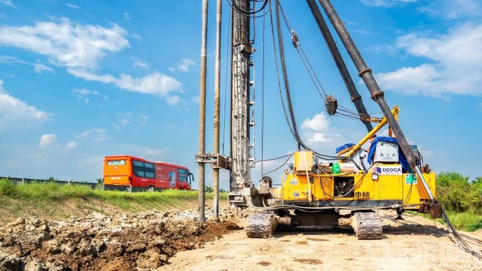 Rất nhiều máy móc được huy động để triển khai thi công trên công trường Dự án mở rộng cao tốc Thành phố Hồ Chí Minh-Trung Lương-Mỹ Thuận. (Ảnh: NGUYỄN SỰ)