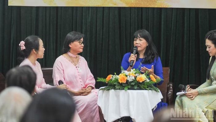 Các nữ văn nghệ sĩ thành phố Đà Nẵng chia sẻ tại hội nghị. (Ảnh: CÔNG VINH)