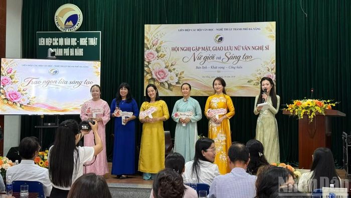 Các văn nghệ sĩ nữ “Trao ngọn lửa sáng tạo” tại hội nghị. (Ảnh: CÔNG VINH)