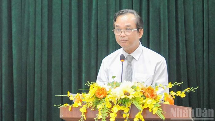 Chủ tịch Liên hiệp các Hội Văn học-Nghệ thuật thành phố Đà Nẵng Nguyễn Nho Khiêm phát biểu tại hội nghị. (Ảnh: CÔNG VINH)