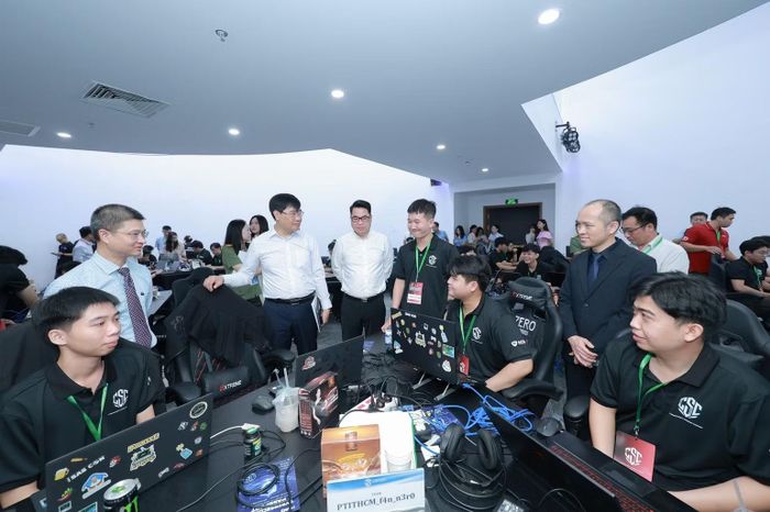 Ban Tổ chức thăm hỏi, động viên các đội dự thi trước giờ tranh tài. (Ảnh NCA)