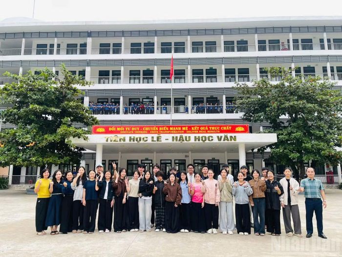 Đội tuyển của Trường trung học phổ thông Kỳ Sơn tham dự Kỳ thi chọn học sinh giỏi tỉnh lớp 12 năm học 2026-2027. (Ảnh: Đ.P)